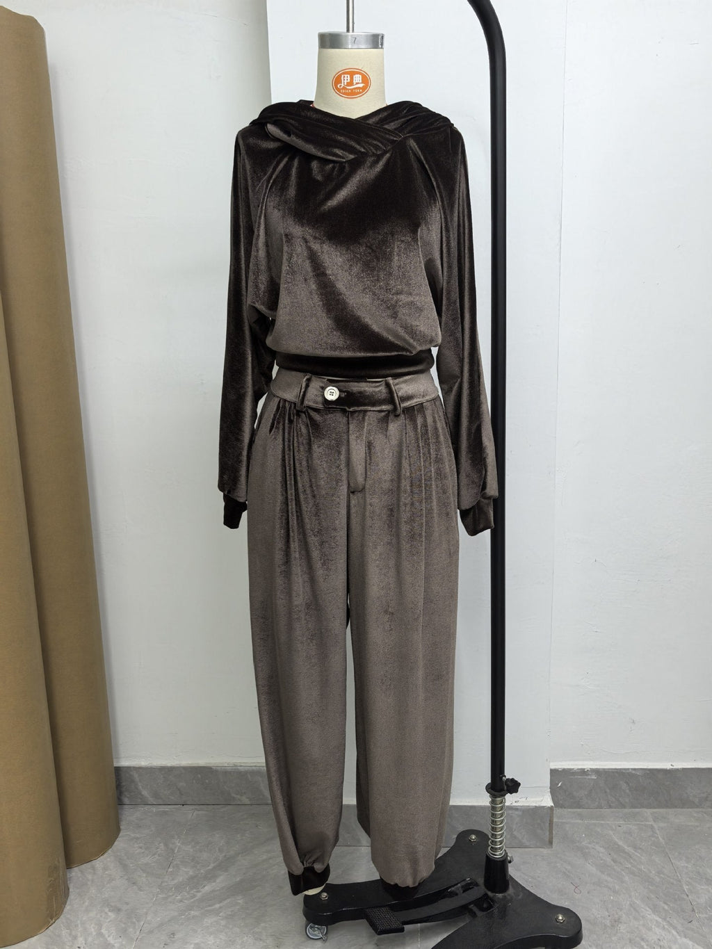 Vintage brown velvet hoodie and loose-fitting trousers set (Includes belt)